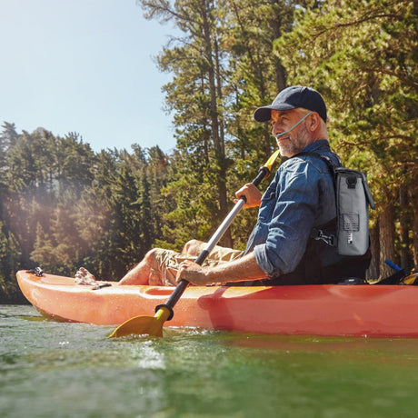 Los usuarios llevan el concentrador de oxígeno VP-2 durante las actividades al aire libre para contar con un apoyo respiratorio confiable.