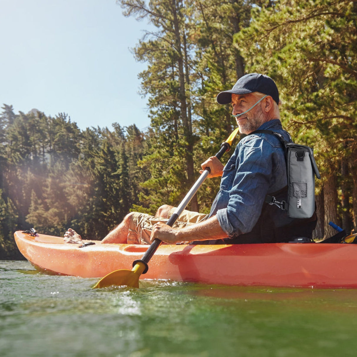 Los usuarios llevan el concentrador de oxígeno VP-2 durante las actividades al aire libre para contar con un apoyo respiratorio confiable.