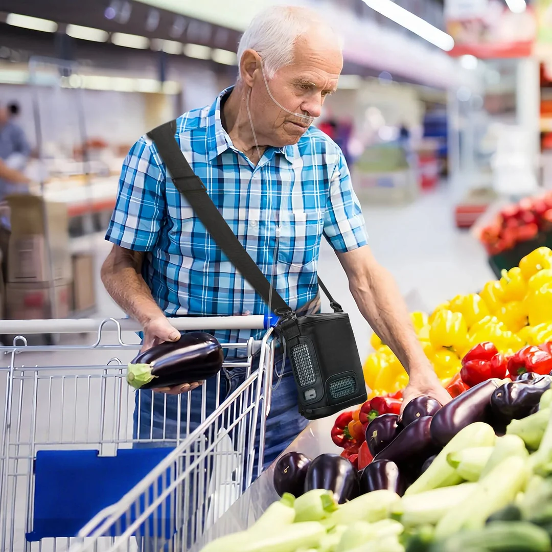 Hombre mayor en el supermercado usando el concentrador de oxígeno portátil VP-8G con su bolso
