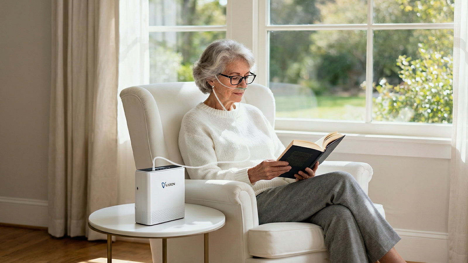Mujer mayor leyendo mientras usa un concentrador de oxígeno VARON VP-6 en modo de flujo continuo