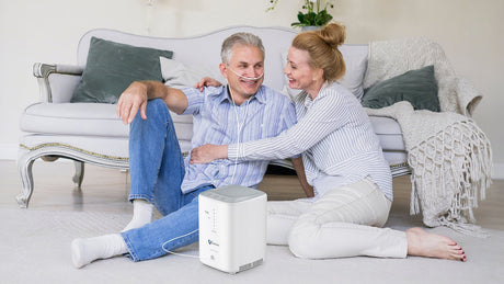 Hombre recibiendo oxigenoterapia en la sala mostrando dónde colocar concentrador oxígeno VARON VH-3 en casa.