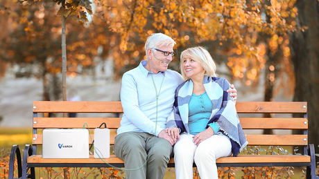 Concentrador de oxígeno con una persona mayor agarrada de la mano